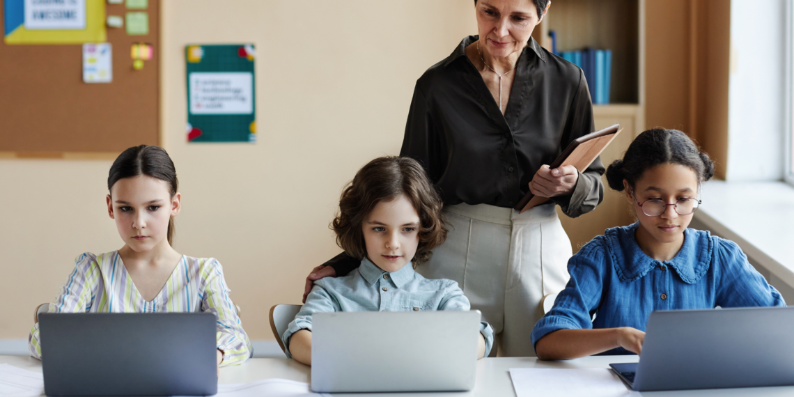 කෝඩින් එක්ක ලෝකෙ අල්ලන්න හදන පොඩ්ඩන්ට – ඩීපී එඩියුකේෂන් කෝඩින් පාසල