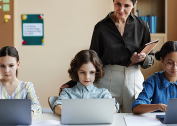 කෝඩින් එක්ක ලෝකෙ අල්ලන්න හදන පොඩ්ඩන්ට – ඩීපී එඩියුකේෂන් කෝඩින් පාසල